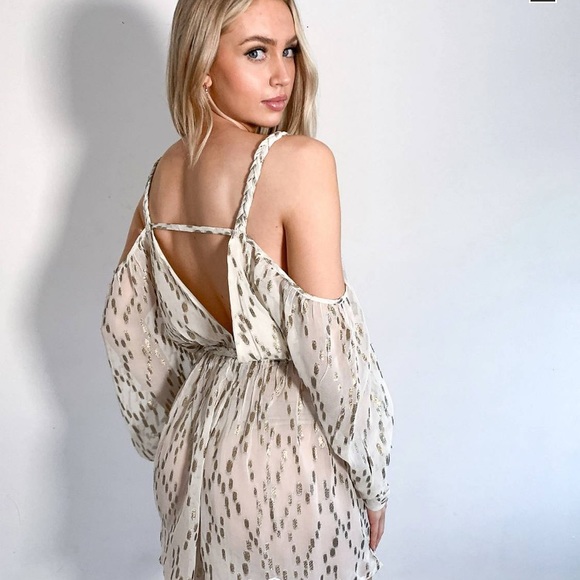 🥂 SUMMER DATE NIGHT 🥂 ASOS open back breezy gold cold shoulder romper - Picture 3 of 3
